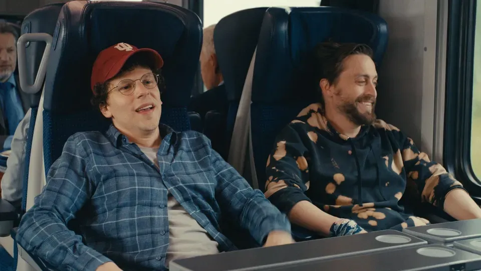 Jesse Eisenberg y Kieran Culkin en A Real Pain