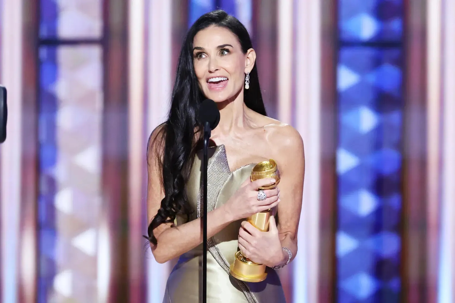 Demi Moore aceptando su premio como Mejor Actriz en Película Comedia o Musical por "La Sustancia"