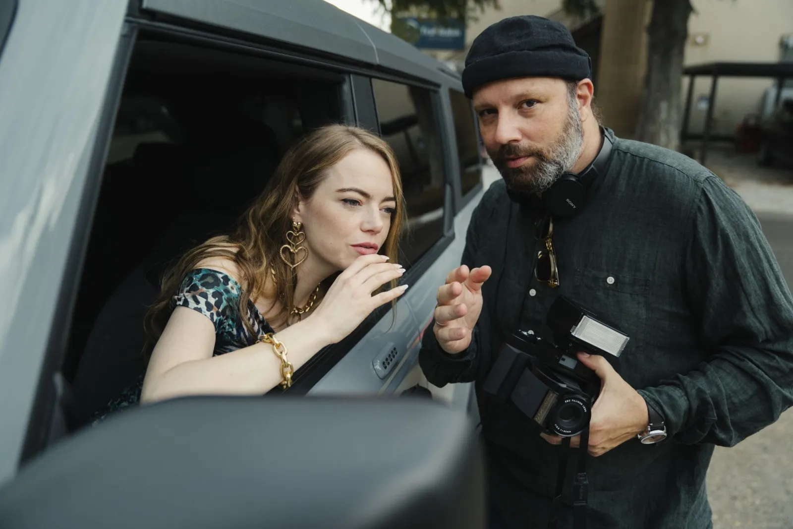 Emma Stone y el director de Kind of Kindness Yorgos Lanthimos